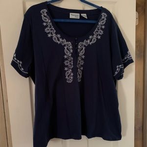 Top navy blue never worn excellent condition